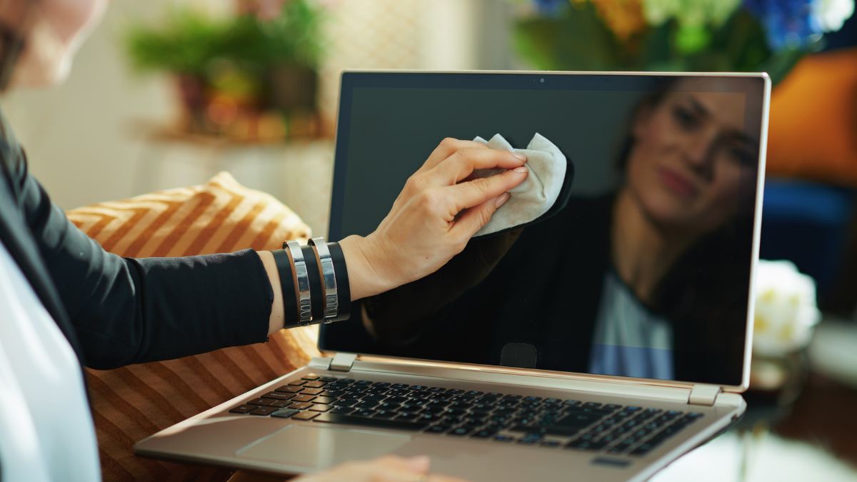 Màn hình laptop bị vô nước có nguy hiểm không?