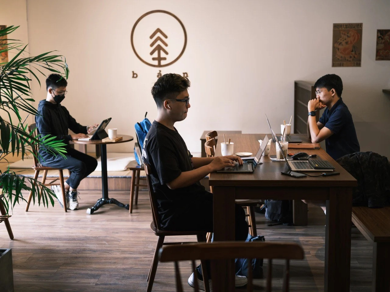 Các bạn sinh viên nên làm gì để bảo vệ laptop khi đến nơi công cộng?