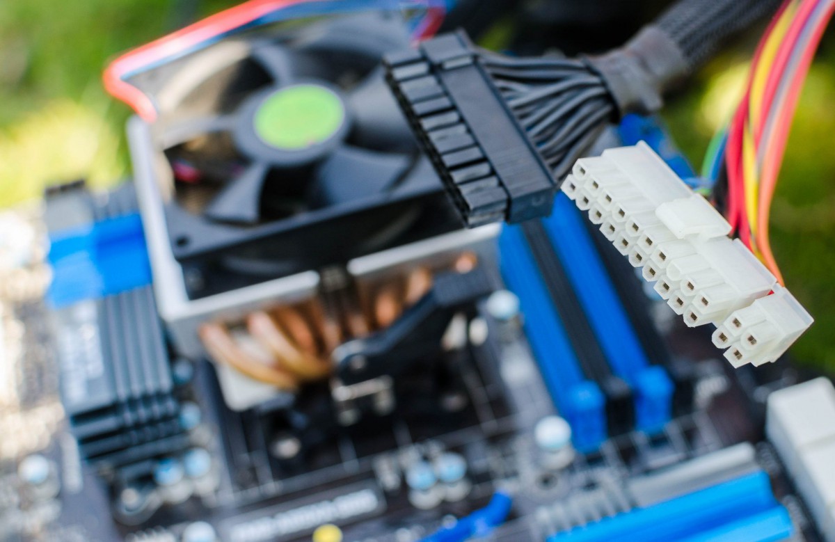 Bộ cấp nguồn trong chiếc máy tính có thực sự cung cấp đủ năng lượng?